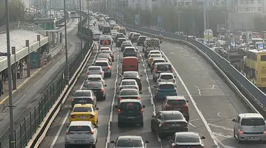 İstanbul’da sağanak alarmı trafiği kitlendi