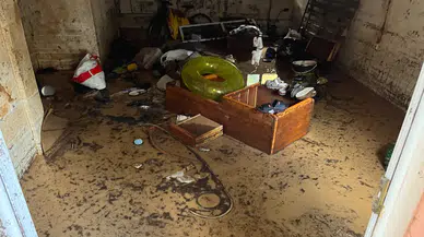 Foça’da şiddetli yağış sonrası sokaklar çamurla kaplandı