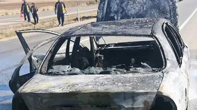 Kırşehir-Ankara karayolunda seyir halindeki otomobil alev aldı
