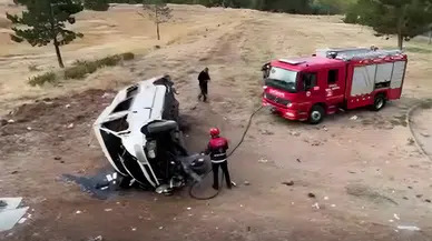 Sivas’ta minibüs istinat duvarından aşağı devrildi: 4 kişi yaralandı