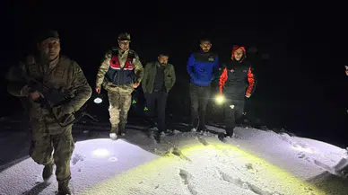 Ağrı’da kara saplanan araçtaki 2 kişi kurtarıldı