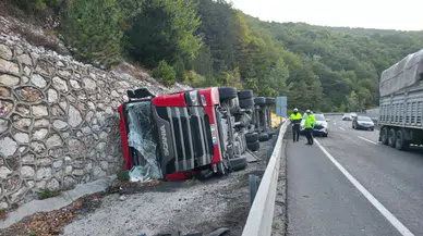 Bursa'da hayvan yemi yüklü tır devrildi: 2 ağır yaralı!