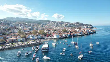 Mudanya’da Cumhuriyet coşkusu: Yüzlerce tekne türk bayraklarıyla denize açıldı