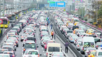 İstanbul'da deprem sonrası trafik felç oldu!