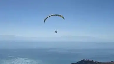 Adilcevaz semalarında görsel şölen: Yamaç paraşütü gösterisi nefes kkesti