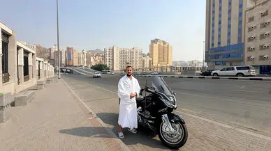 Babasıyla hayalini kurduğu umre yolculuğunu tek başına gerçekleştirdi