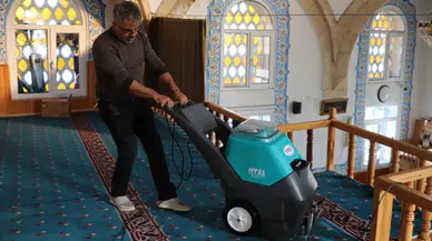 Olur Belediyesi camilerin halılarını temizliyor