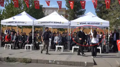 İstiklal Marşı'nda ağlayan öğrenciyi, kaymakam teselli etti
