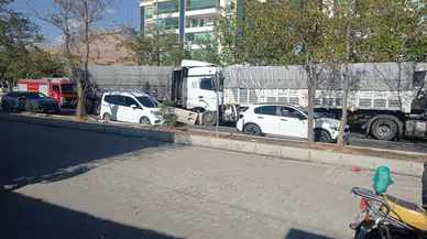 Diyarbakır'da freni patlayan tır başka bir tıra arkadan çarptı: 1 kişi yaralandı!