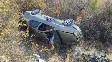 Tosya’da otomobil şarampole yuvarlandı: 2 yaralı