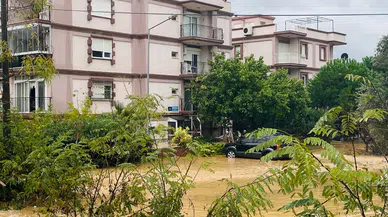 İzmir Foça'da sel: Sağanak yağış hayatı felç etti!