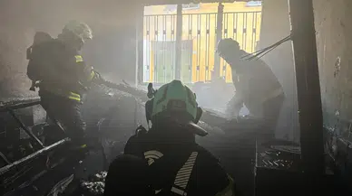 Denizli'de iki katlı binada yangın: Ev kullanılamaz hale geldi!