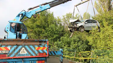 Amasya'da otomobil bahçeye uçtu: Üniversite öğrencisi 4 genç yaralandı!