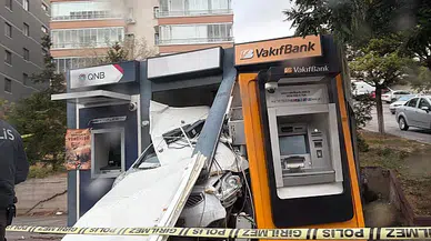 Ankara’da otomobil ATM’ye girdi: Sürücü yaralandı