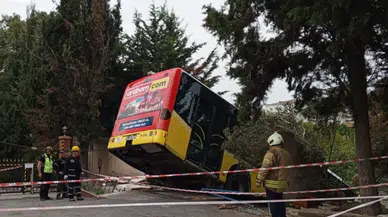 Üsküdar'da feci kaza: İETT otobüsü istinat duvarına çarptı!