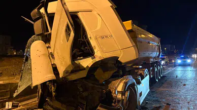 Kayseri’de tır bariyerlere girdi: Sürücü yaralandı