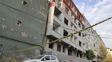 Bayrampaşa’da metruk bir binanın balkonu çöktü: 2 araç kullanılamaz hale geldi!