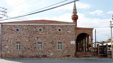 Bergama’daki tarihi Göçbeyli merkez camii ibadete kapalı, köylüler tepkili