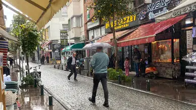 Eskişehir’de aniden bastıran sağanak yağış vatandaşları hazırlıksız yakaladı