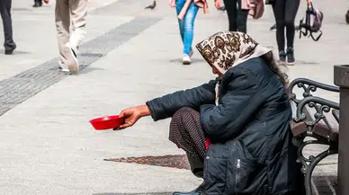 Esenyurt’ta dilencilik yapan kadının üzerinden servet çıktı