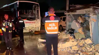 Edirne'de alkollü sürücü minibüsle eve daldı!