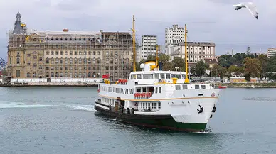 İstanbul’da şiddetli rüzgar ve dalgalar deniz ulaşımını olumsuz etkiledi