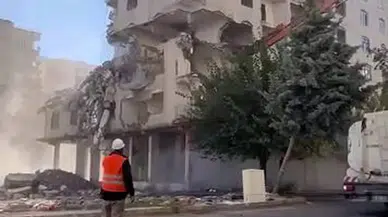 Diyarbakır’da ağır hasarlı bina iş makinesiyle yıkıldı