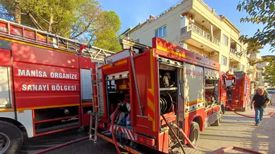 Manisa Yunusemre'de metruk binada hurdalık yangını