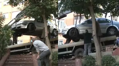 Şişli'de kontrolden çıkan otomobil, park duvarına çarptı