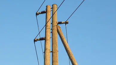 Samsun'da vatandaş kaldırımı değil yolu kullanıyor