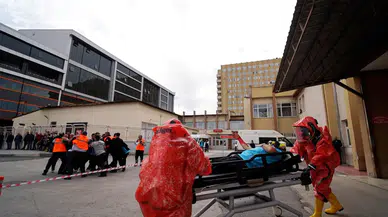 Sivas Cumhuriyet Üniversitesi Hastanesi’nde yangın ve KBRN tatbikatı başarıyla gerçekleştirildi
