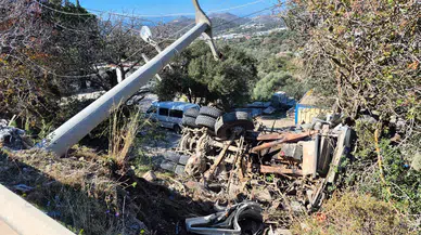 Muğla'da kamyon şarampole devrildi, sürücü araçta sıkıştı!