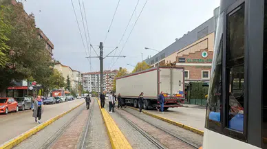 Eskişehir'de tır tramvay yoluna girdi!