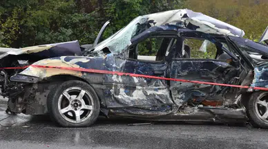 Sakarya'da otomobil bariyerlere saplandı: 1 ölü, 2 yaralı!