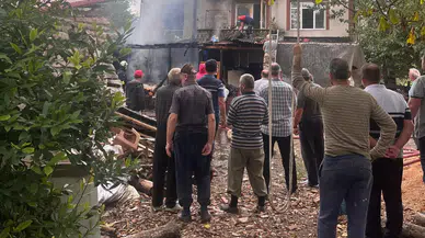 Sinop’ta evde çıkan yangın söndürülürken tüp patladı!