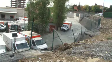 Küçükçekmece’de yağış nedeniyle bir fabrikanın istinat duvarı çöktü: 3 araç hasar aldı