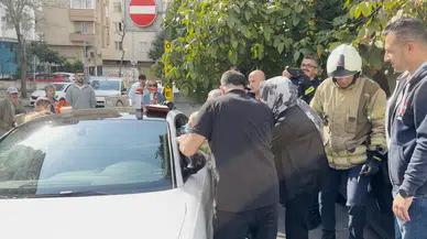 Kartal’da otomobilde kilitli kalan çocuğu itfaiye ekipleri kurtardı!