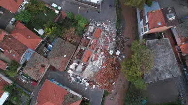 Sındırgı’da 6.1’lik deprem: 3 bina yıkıldı