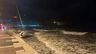 Balıkesir Erdek'te şiddetli lodos etkili oldu