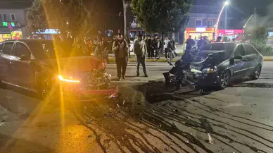 Kocaeli'de otomobiller kafa kafaya çarpıştı: 2 yaralı