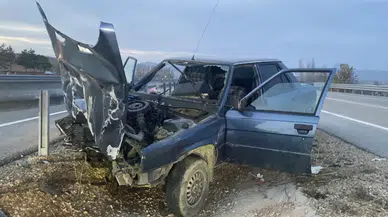 Çorum'da otomobil bariyerlere çarptı: Yaralılar var