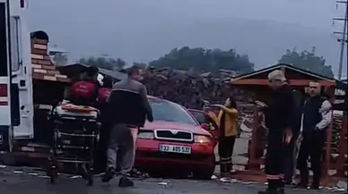 İzmir'de iki otomobil çarpıştı: 2 ölü, 4 yaralı!