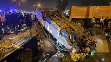 Mersin'de otomobille çarpışan yolcu minibüsü devrildi: 10 yaralı