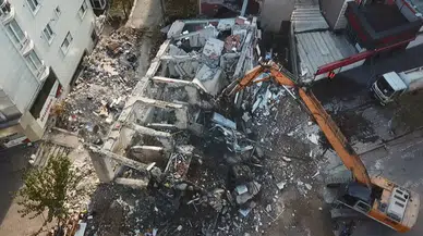 Gebze'de çöken ve 4 kişinin ölümüne neden olan binanın enkazı kaldırılıyor