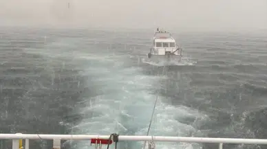 Çanakkale Boğazı'nda sürüklenen tekne kurtarıldı