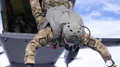 C130 askeri kargo uçağında paraşüt var mı?