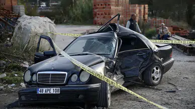 Muğla'da otomobil, park halindeki araca çarptı: 24 yaşındaki sürücü öldü