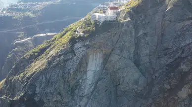 Artvin'de yamaçtan dev kayalar koptu! Eğitime ara verildi