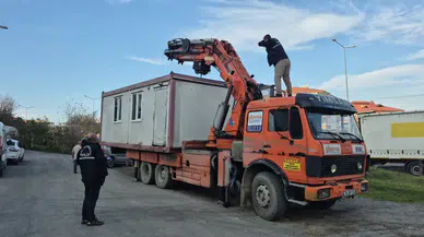 Bartın'da tırın dorsesindeki konteynerden düşen işçi ağır yaralandı!
