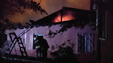 Erzincan'da müstakil evde yangın: Mahsur kalan 2'si çocuk 4 kişilik aile kurtarıldı!